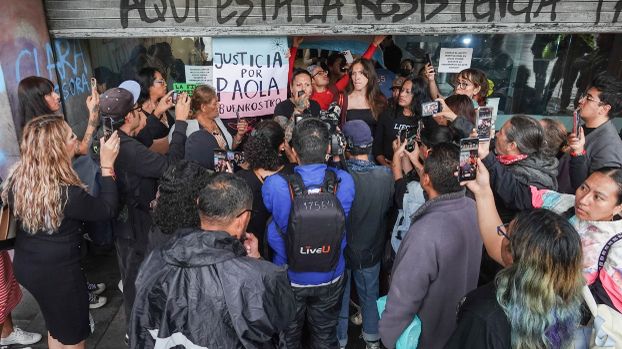 A más de 10 de años, la primera audiencia del transfeminicidio de Paola Buenrostro culminó en protestas.