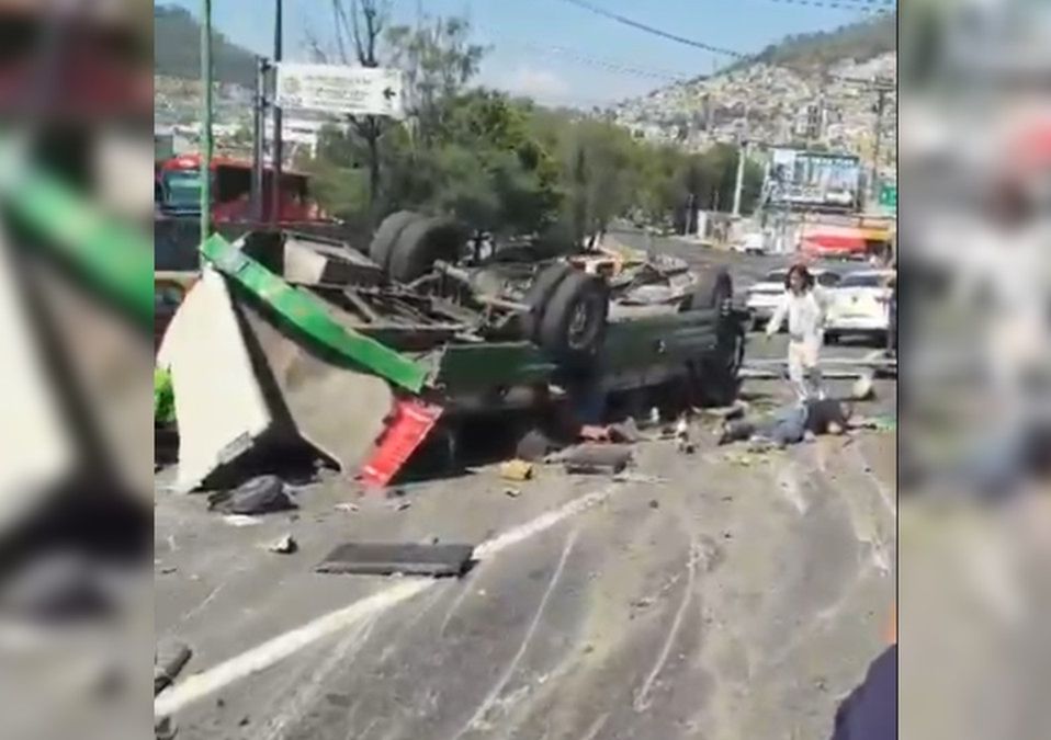 Una unidad de transporte público volcó sobre la autopista México-Pachuca | Zuleyma García