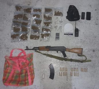 Armas y drogas aseguradas a los detenidos. | Cortesía