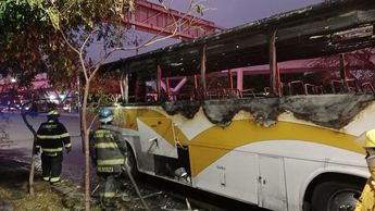 El camión de pasajeros se habría incendiado mientras era transportado por una grúa | Sonia Gamiño