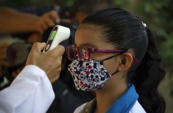 Algunas escuelas consideran que el cubrebocas debe seguirse utilizando para evitar contagios de covid-19. | AFP