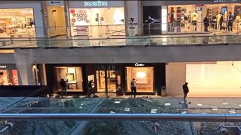 En Antara Polanco, sujetos asaltan joyería; rompieron con mazos los aparadores