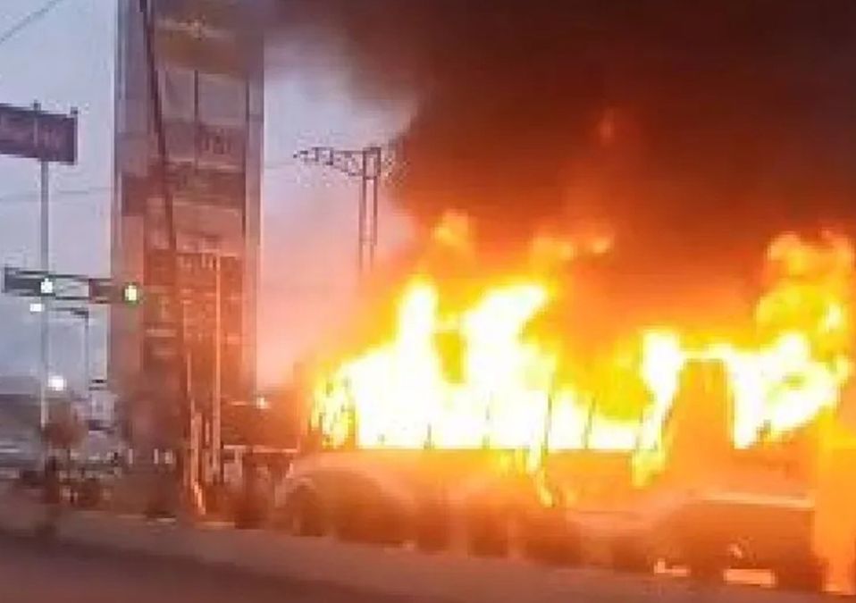 Incendian autobús de pasajeros en Valle de Chalco / Especial