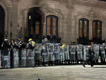 Mujeres policías resguardan Palacio de Gobierno por el 8M. / Mayte Villasana
