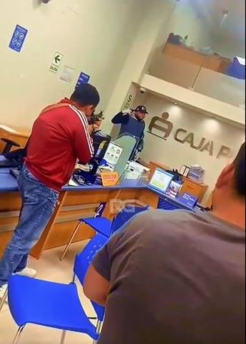 El operativo y los dramáticos sucesos fueron capturados tanto por las cámaras de seguridad internas/ FOTO: X