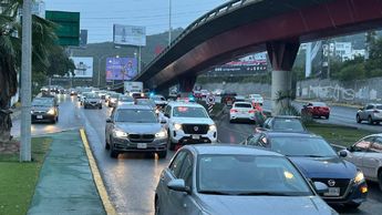 El tráfico avanzaba a vuelta de rueda.| Especial