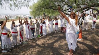 Personas se cargan de energía en la zona arqueológica de Cholula por el equinoccio de primavera | Es Imagen