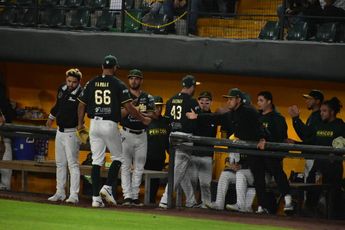 Equipo Pericos de Puebla festejando durante un partido en 2024 / Cortesía