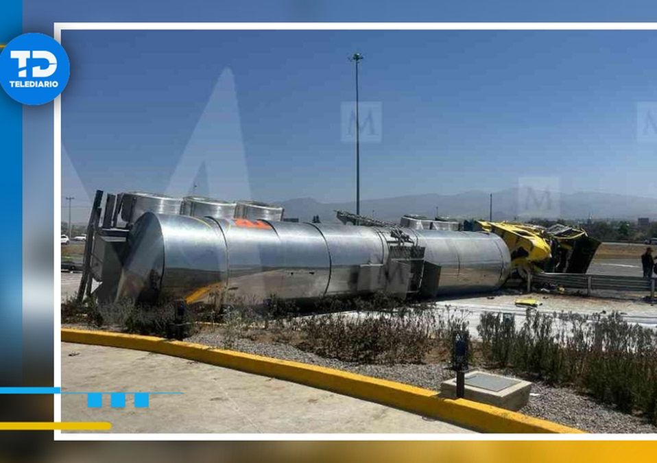 El conductor de la pipa perdió el control de la misma en una curva y volcó | Jorge Becerril