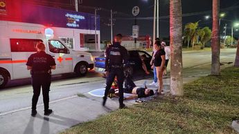 El afectado, identificado como Alexis Daniel, presentó múltiples contusiones y una herida cortante, salvando la vida gracias a que portaba su casco