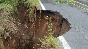 Cierre total en carretera El Grullo-Ciudad Guzmán por socavón.