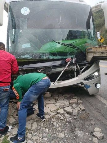 Autobús de pasajeros se quedó sin frenos sobre la carretera Toluca-Naucalpan. | Especial