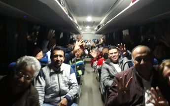 Militantes de Morena asisten a la marcha de AMLO
