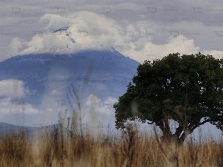 Vista al volcán Popocatépetl con una capa de nieve en la cima del cráter / Andrés Lobato