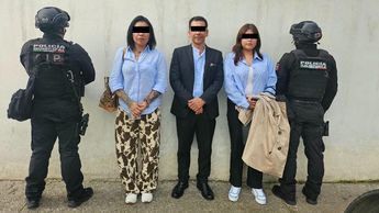 Detienen a un gerente y dos empleadas de agencia de autos en Tlalnepantla; son señalados de fraude millonario.