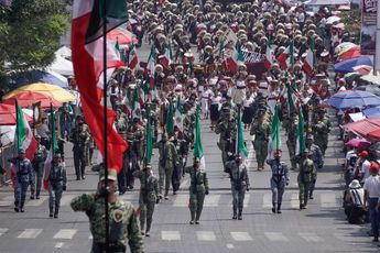 El contingente militar se robó las palmas de los asistentes, contagiando su gallardía / Agencia Es Imagen