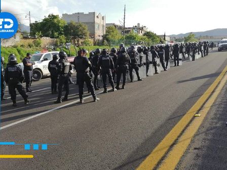 Policías abanderan un cierre en la autopista México-Puebla | Es Imagen | Archivo