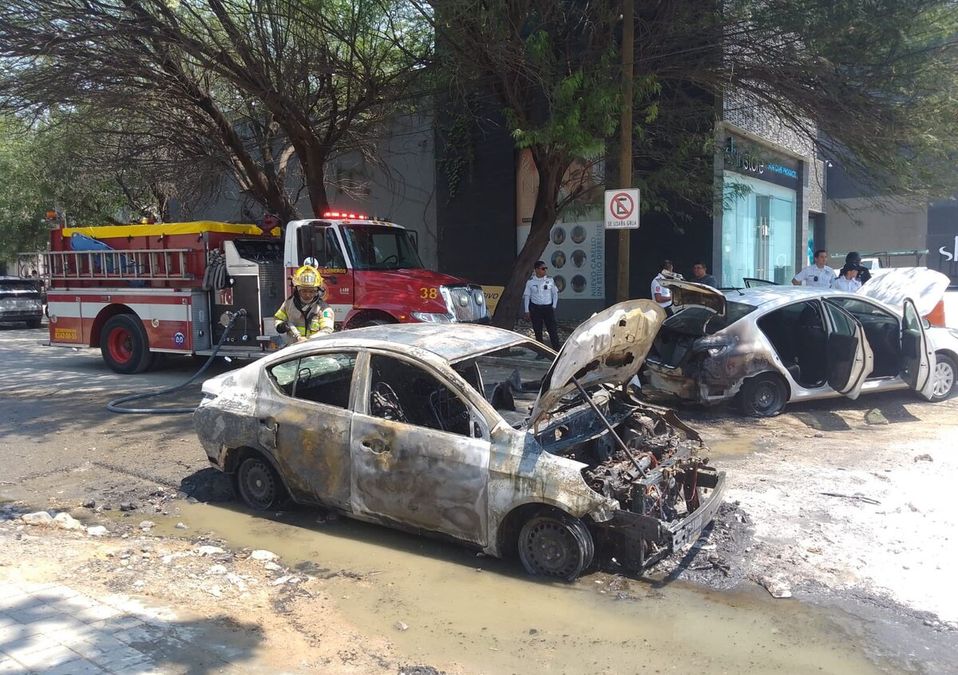El incendio de los dos vehículos se registró en la colonia Del Valle. | Especial