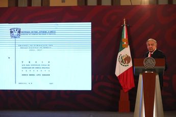 El presidente muestra la portada de su tesis de licenciatura. | Javier Ríos