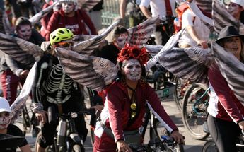 Calaveras ciclistas en Gran Desfile de Día de Muertos CdMx / Octavio Hoyos