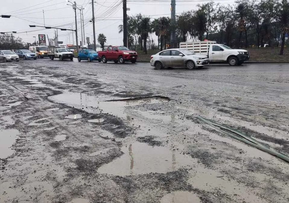Carretera a Monclova y a Colombia con pavimento destruido en Escobedo