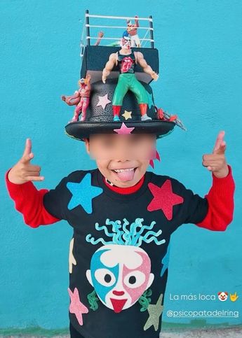 Peinado loco con ring de lucha libre.