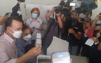 Esteban Villegas, candidato a la gubernatura de Durango, ejerce su voto