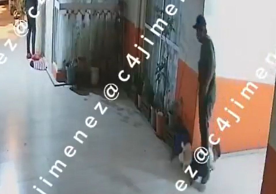 Hombre patea niño que estaba jugando; policía se negó a ayudar a la familia. / Carlos Jiménez