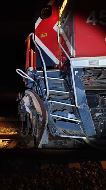 Daños en locomotora tras choque con retroexcavadora