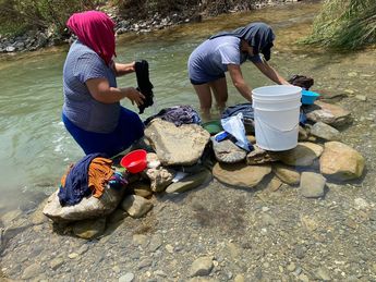 Habitantes del municipio han recurrido a lavar ropa en un río. | Édgar Plata