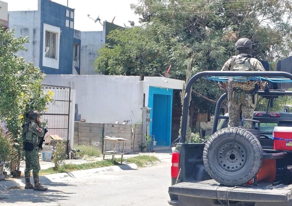 Autoridades desplegaron un operativo en García para localizar al responsable del ataque que dejó a tres personas lesionadas.