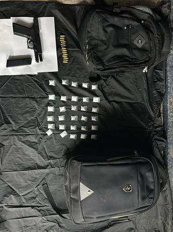 Los hombres fueron arrestados con un arma corta y dosis de droga. | Cortesía