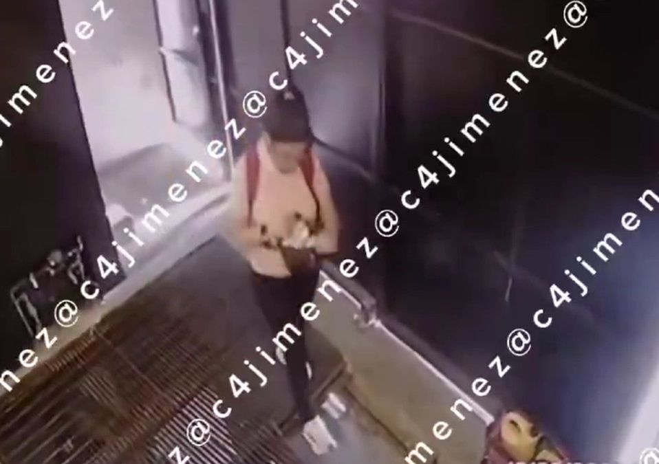 Tras caer en el registro destapado, la mujer quedó con una fractura de tobillo, costillas rotas y un golpe en la cabeza | X: @c4jimenez