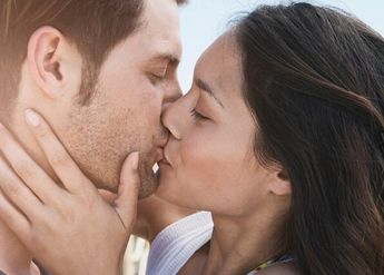 El Día del Beso Robado puede ser la excusa perfecta para atreverte a hacerlo con la persona que tanto te gusta | Especial