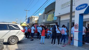 Familiares y amigos de Andrea en los servicios funerarios. | Leyda Estrada