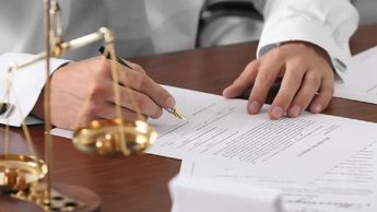 Heredar a través de un testamento es un acto de responsabilidad civil y de amor hacia la familia.