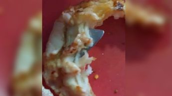 Pizzería Monterrey viral por pedazo de navaja en rebanada: VIDEO