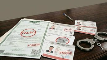 Falsificar documentos es un delito/ Imagen creada por Gemini