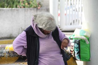 María de Jesús Mundo permanece día y noche a la espera de sus hijos en la CAPU de Puebla / Melanie Torres