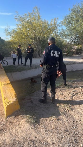 Los oficiales ayudaron al pequeño a rescatar a su mascota