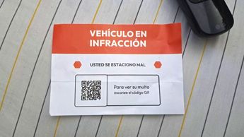 papel de color naranja pegado en tu auto te explican que tienes una infracción