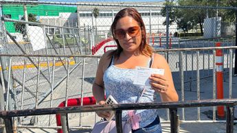 Desde la mañana regios esperan por comprar boletos.| Especial