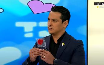 María Julia tras regalo de Erik Solheim Rocha