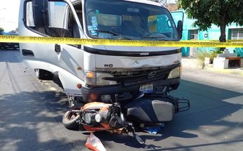 Zona acordonada en donde una camioneta chocó contra una motocicleta en Guadalajara / Juan Carlos Munguía