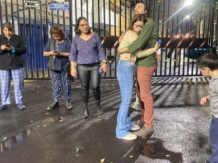Las familias se resguardan en puntos al aire libre en lo que termina el sismo | Cuartoscuro