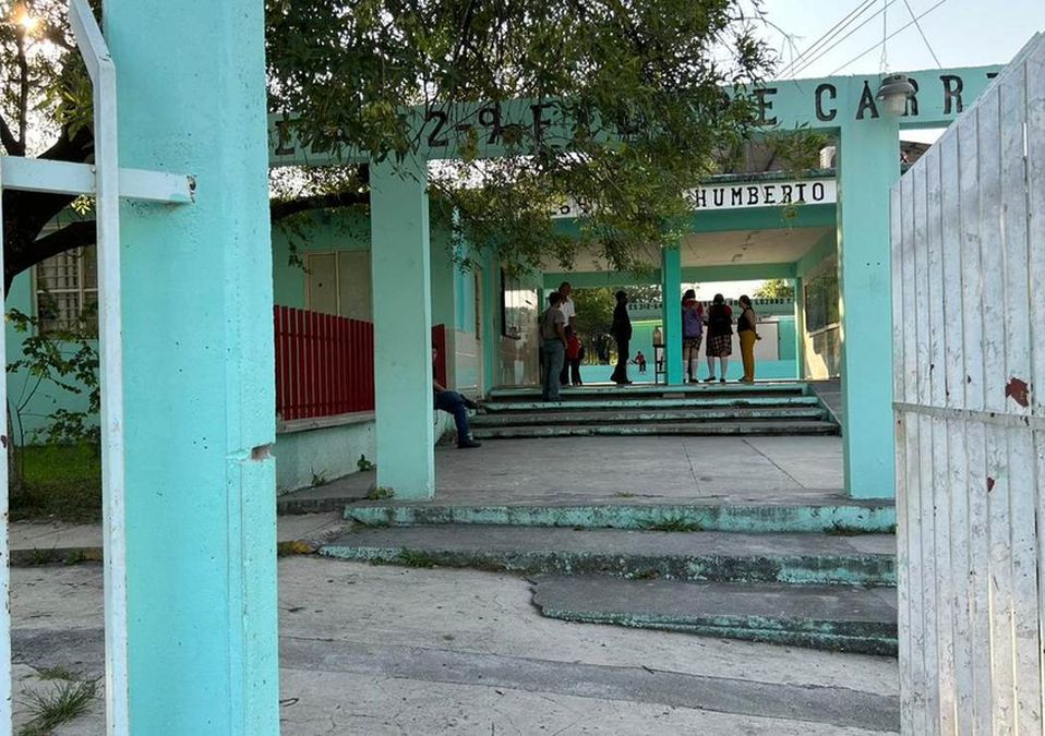 Estudiantes acuden a clases pese a ola de calor en Nuevo León. | Pedro Delgado