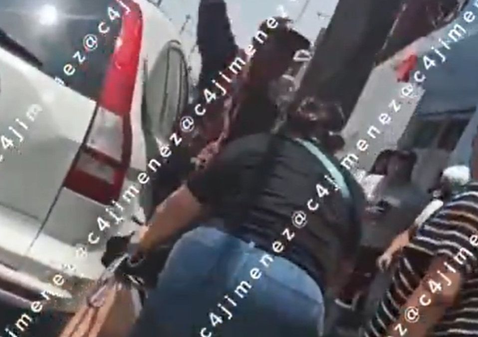Madre da cinturonazos a su hijo en Nezahualcóyotl tras ser capturado robando una bocina. / Carlos Jiménez