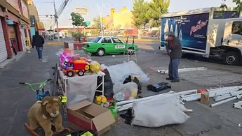 Don Juanito compartió su historia y explicó que la venta de los juguetes representaba una oportunidad para obtener ingresos. | Redes Sociales