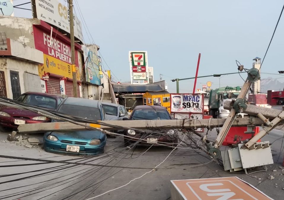 Tráiler rebasa altura y se gancha con cables de luz; deja sin luz a la colonia Residencial La Sierra