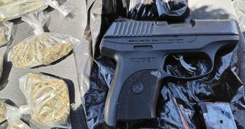 La mujer fue arrestada en posesión de un arma de fuego y drogas diversas. | Cortesía